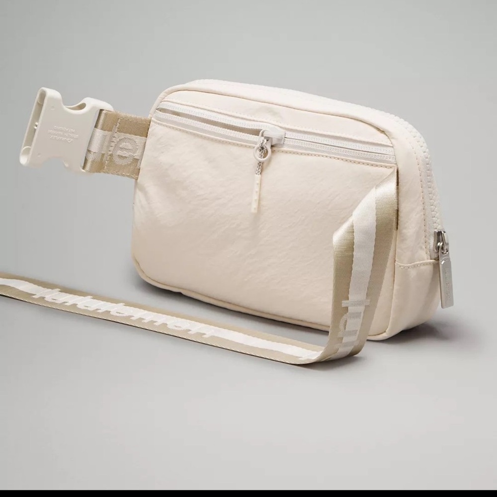 Lululemon Everywhere Belt Bag 1L Wordmark - Picture 5 of 8